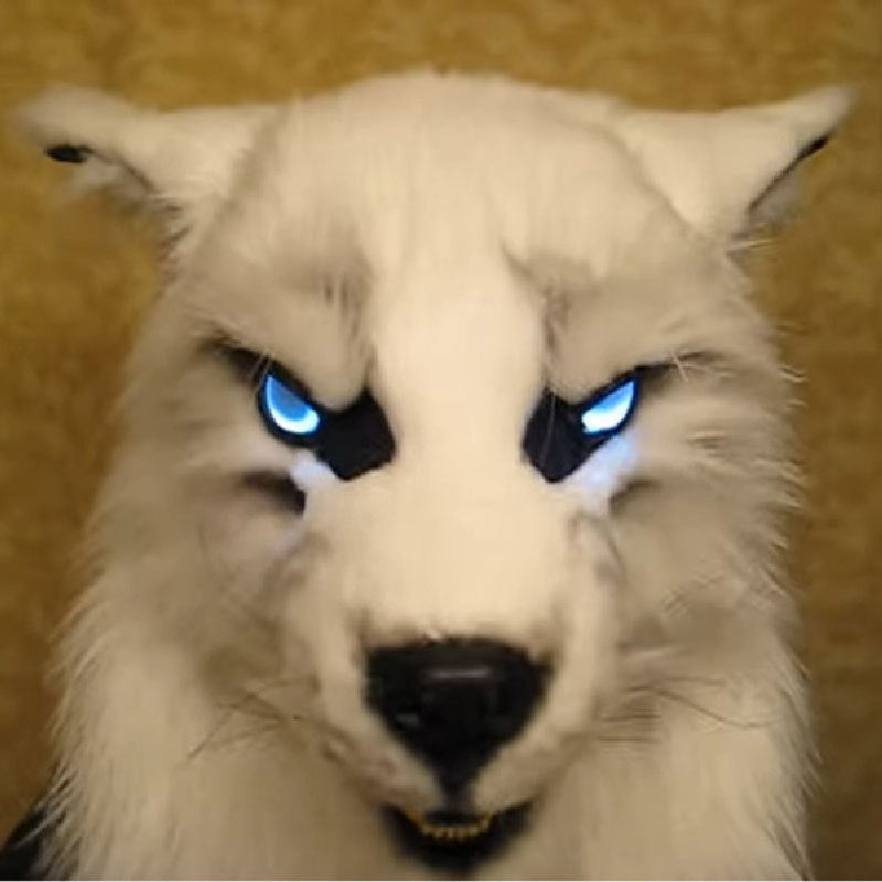 Gedetailleerd latex weerwolf masker, unisex, met scherpe tanden en lichtgevende LED ogen.