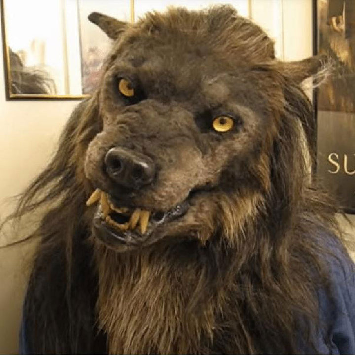 Angstaanjagend weerwolf masker met oplichtende rode LED ogen, ideaal voor horror en verkleedfeesten.