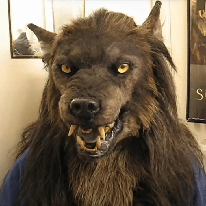 Dierenmasker van een weerwolf met realistische details en ingebouwde LED ogen voor maximale impact.