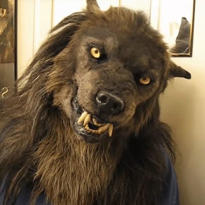 Unisex weerwolf feestartikel masker met indrukwekkende vacht en felrode LED ogen, een echte blikvanger.