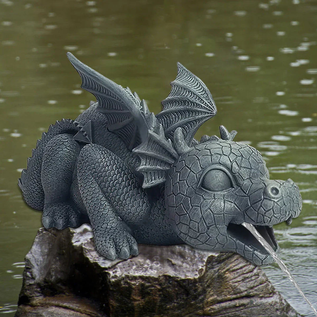 Realistisch drakenbeeld voor de tuin met waterspuweffect, weerbestendig hars, geschubde textuur en stekelige vleugels.