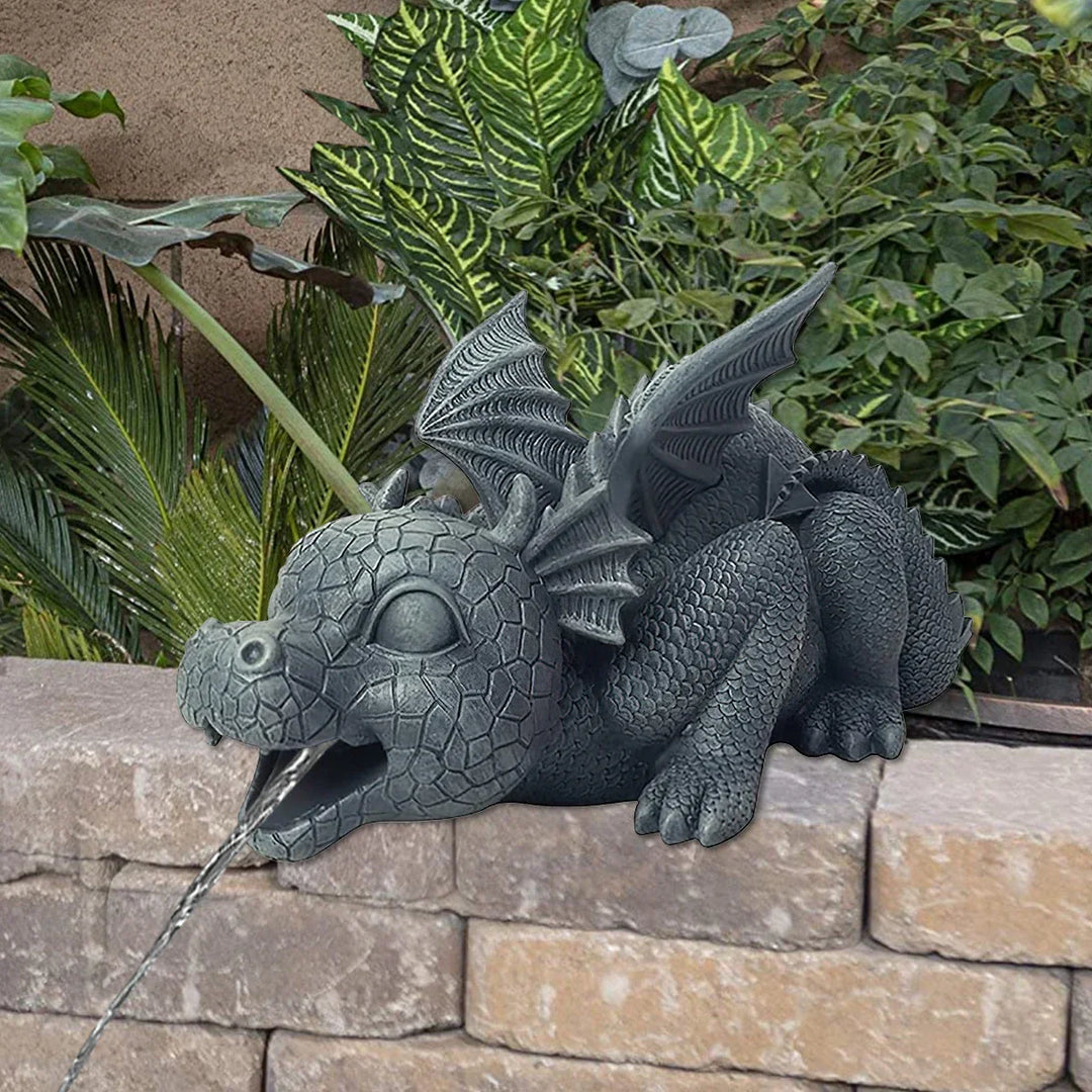 Realistisch drakenbeeld voor de tuin met waterspuweffect, weerbestendig hars, geschubde textuur en stekelige vleugels.