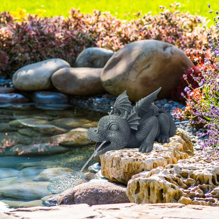 Realistisch drakenbeeld voor de tuin met waterspuweffect, weerbestendig hars, geschubde textuur en stekelige vleugels.
