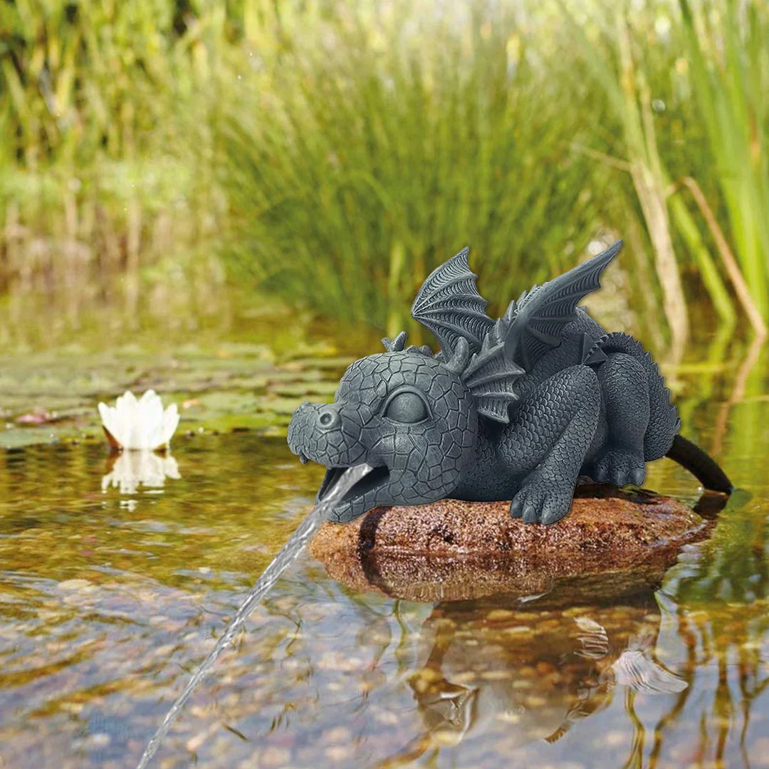 Realistisch drakenbeeld voor de tuin met waterspuweffect, weerbestendig hars, geschubde textuur en stekelige vleugels.