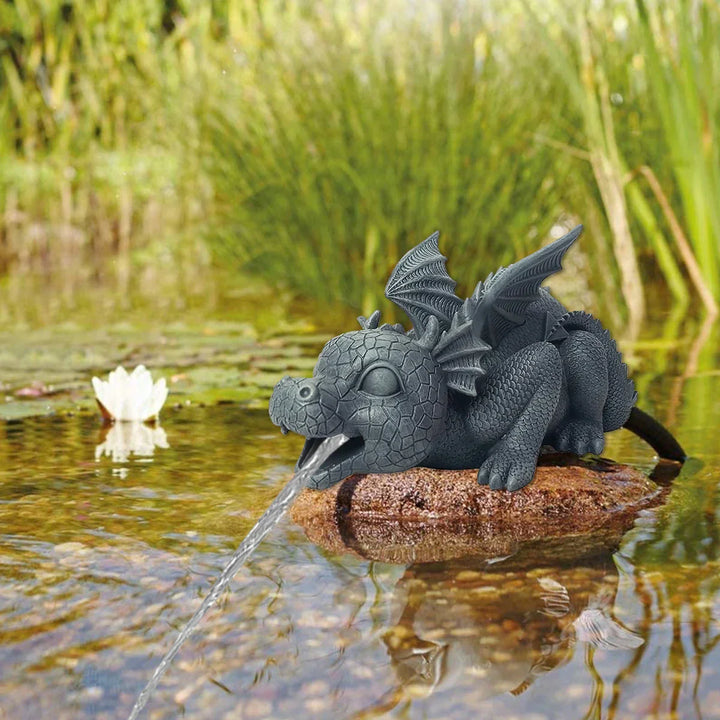 Realistisch drakenbeeld voor de tuin met waterspuweffect, weerbestendig hars, geschubde textuur en stekelige vleugels.