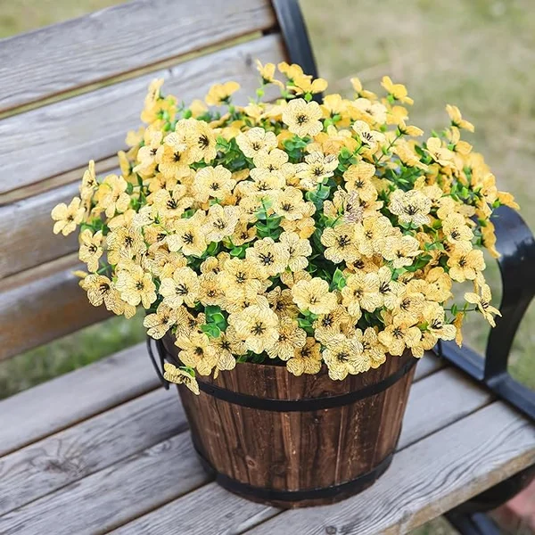 Duurzame kunstbloemen eucalyptus viooltjes, kleurrijke tuindecoratie buiten.
