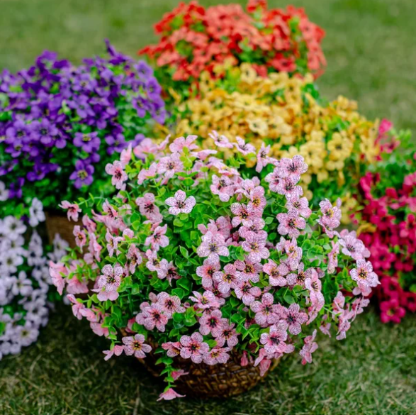 Realistische kunstbloemen voor zowel binnen- als buitendecoratie, onderhoudsvrij en kleurrijk.
