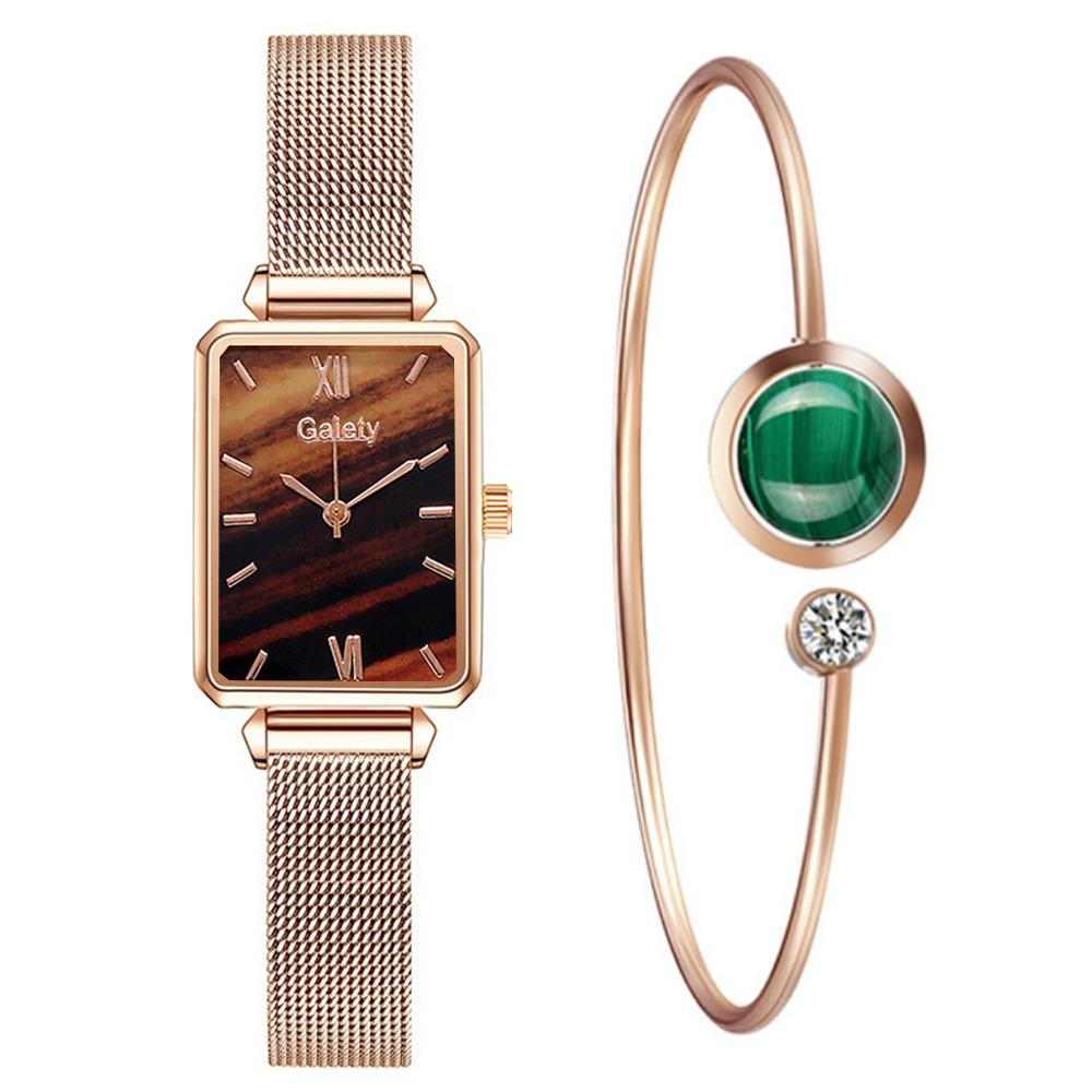 Modern rechthoekig dameshorloge met gouden accenten, een tijdloos en elegant sieraad.