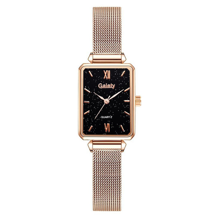 Dameshorloge met gouden rechthoekige kast en slanke band, een elegant sieraad.