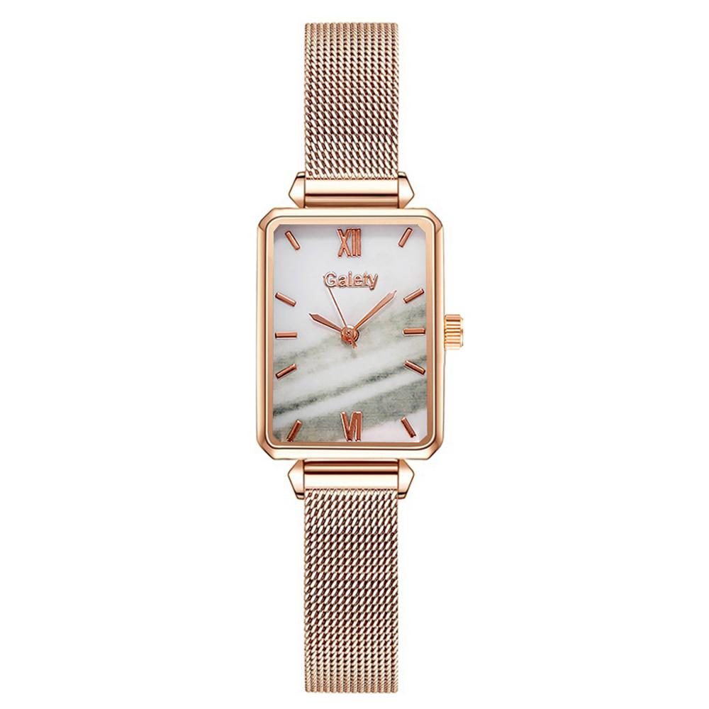 Goud rechthoekig dameshorloge, elegant polssieraad voor vrouwen. Tijdloos design.