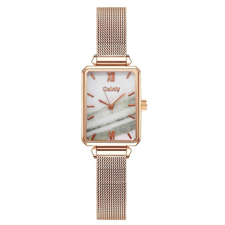 Goud rechthoekig dameshorloge, elegant polssieraad voor vrouwen. Tijdloos design.