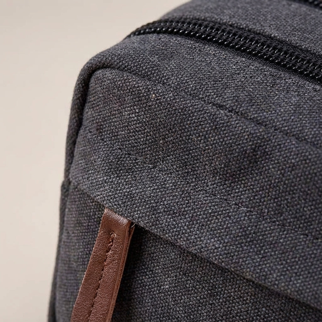 Waterdichte canvas Tripelle toilettas, perfect voor reizen; houdt je douchetas spullen droog en netjes.