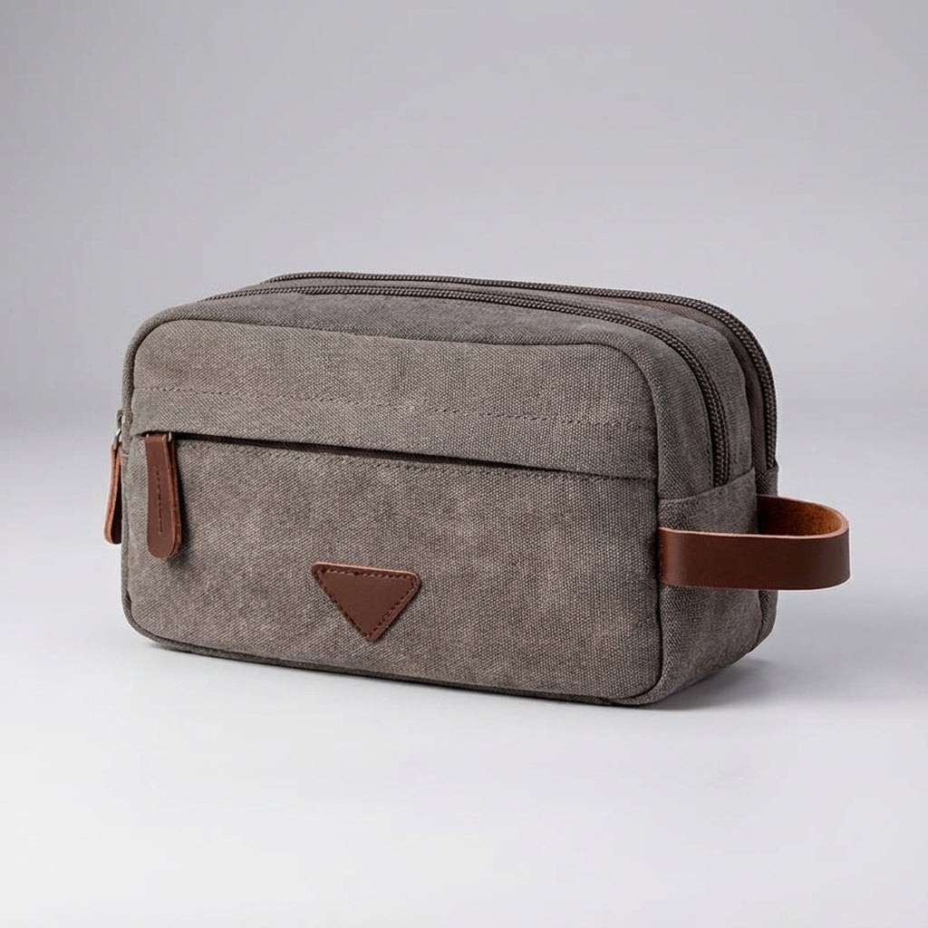 Essentiële reisaccessoire: de Tripelle toilettas met dubbele ritsvakken voor al je verzorgingsproducten onderweg.