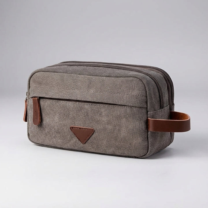 Essentiële reisaccessoire: de Tripelle toilettas met dubbele ritsvakken voor al je verzorgingsproducten onderweg.