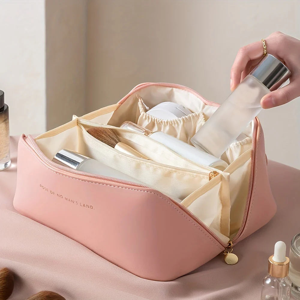 Reisvriendelijke cosmetica tas in roze, compact en elegant, met praktisch handvat en veelzijdige interne indeling