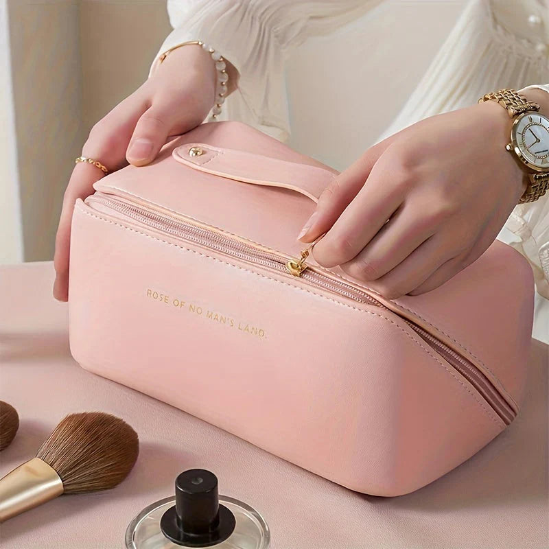 Reisvriendelijke cosmetica tas in roze, compact en elegant, met praktisch handvat en veelzijdige interne indeling