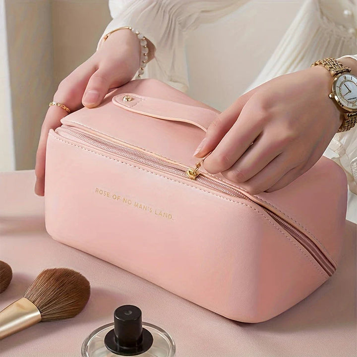 Reisvriendelijke cosmetica tas in roze, compact en elegant, met praktisch handvat en veelzijdige interne indeling