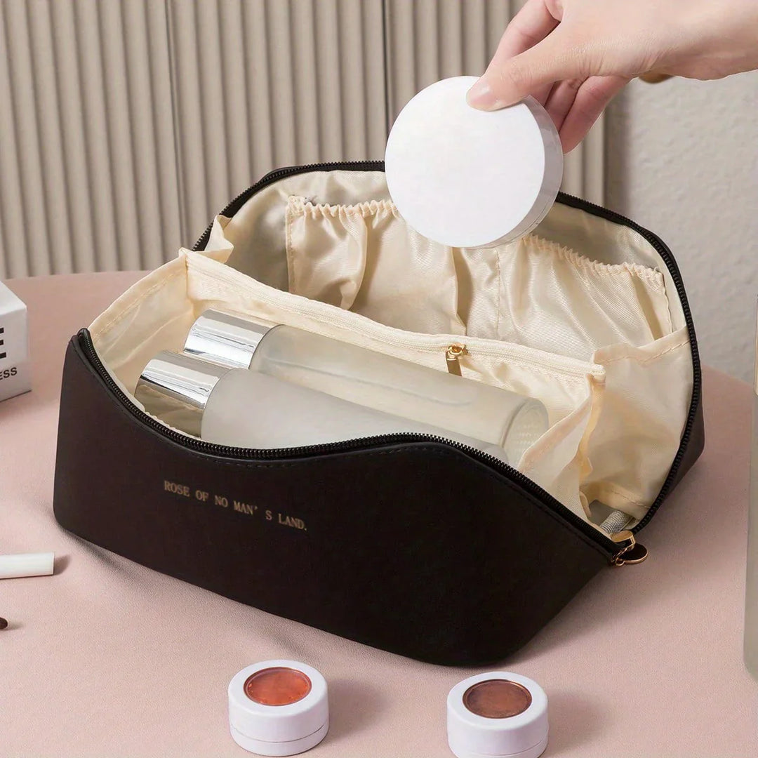Reisvriendelijke cosmetica tas in roze, compact en elegant, met praktisch handvat en veelzijdige interne indeling