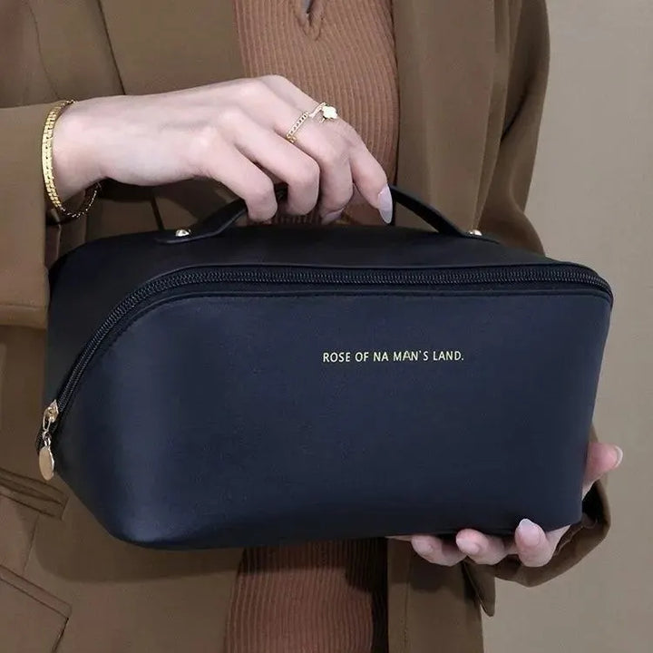 Reisvriendelijke cosmetica tas in roze, compact en elegant, met praktisch handvat en veelzijdige interne indeling
