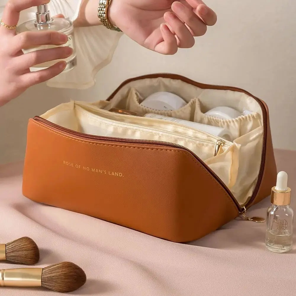 Reisvriendelijke cosmetica tas in zwart, compact en elegant, met praktisch handvat en veelzijdige interne indeling
