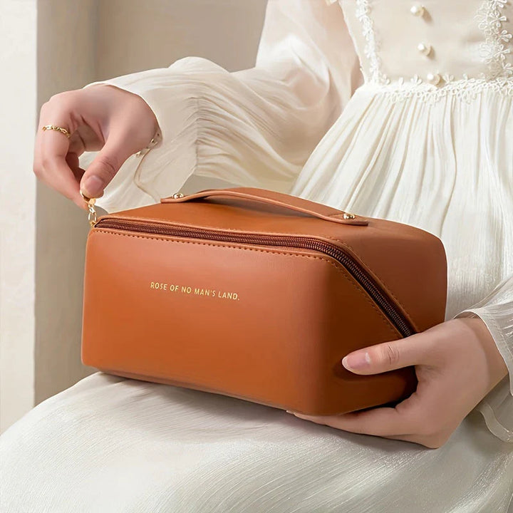 Reisvriendelijke cosmetica tas in wit, compact en elegant, met praktisch handvat en veelzijdige interne indeling