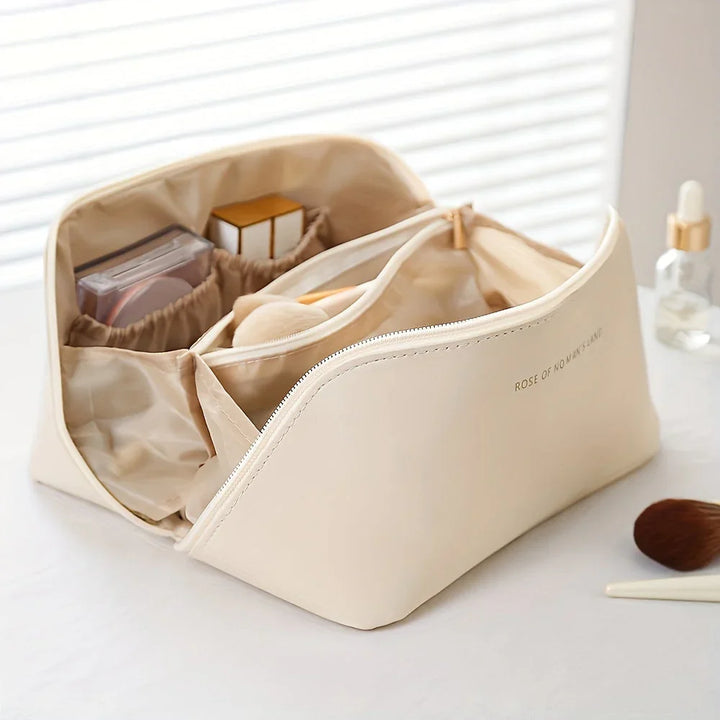 Reisvriendelijke cosmetica tas in roze, compact en elegant, met praktisch handvat en veelzijdige interne indeling