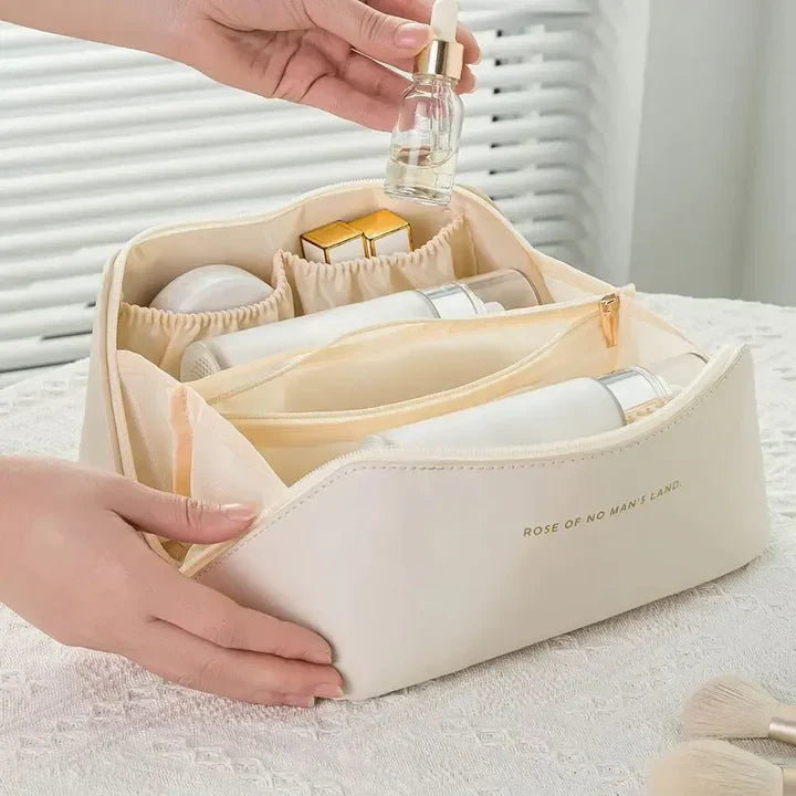 Reisvriendelijke cosmetica tas in roze, compact en elegant, met praktisch handvat en veelzijdige interne indeling
