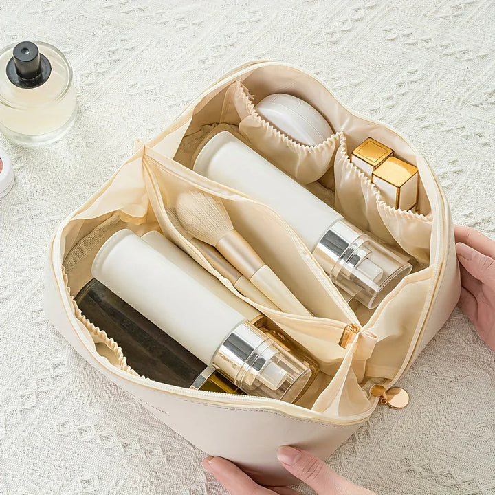 Reisvriendelijke cosmetica tas in roze, compact en elegant, met praktisch handvat en veelzijdige interne indeling