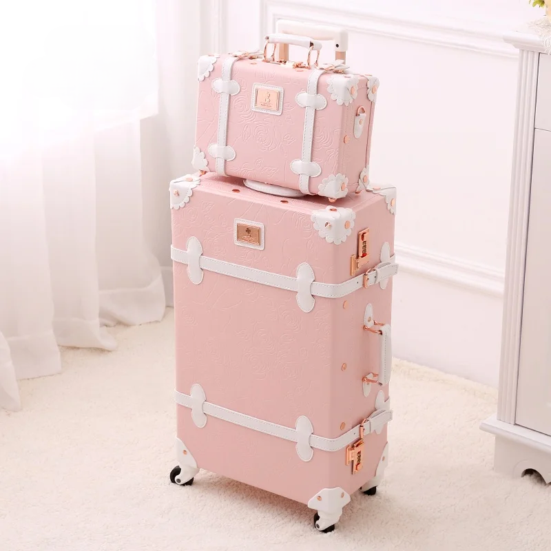 Georganiseerde retro hardcase kofferset, essentiële vintage bagage voor een stijlvolle vakantie.