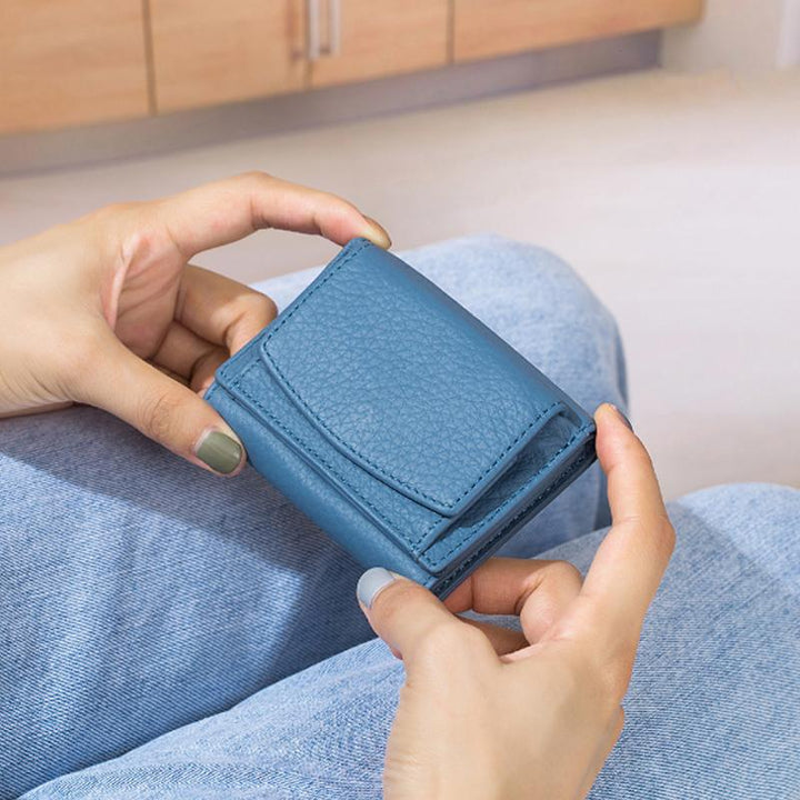 Compacte, handgemaakte RFID-portemonnee van zacht leer, past in elke tas en beschermt kaarten tegen ongeautoriseerd scannen.