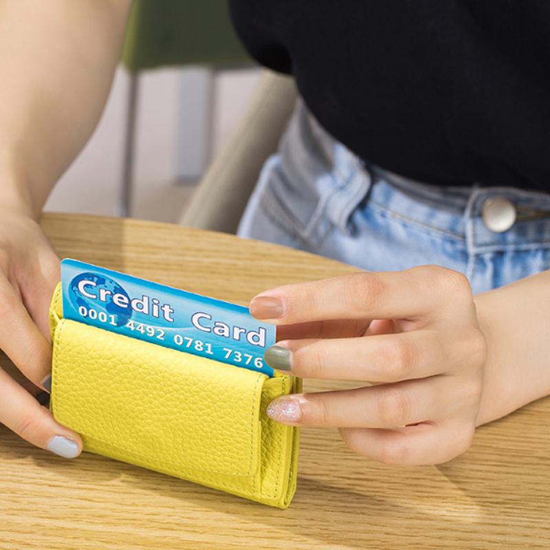 Compacte, handgemaakte RFID-portemonnee van zacht leer, past in elke tas en beschermt kaarten tegen ongeautoriseerd scannen.
