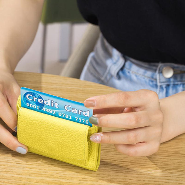 Compacte, handgemaakte RFID-portemonnee van zacht leer, past in elke tas en beschermt kaarten tegen ongeautoriseerd scannen.