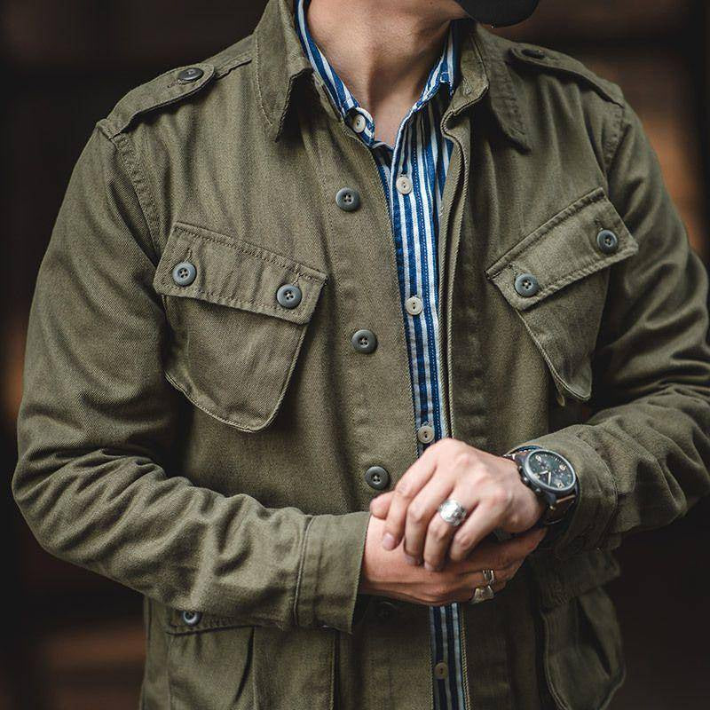 Heren robuust Field Jacket in olijfgroen, weerbestendig, met praktische zakken en een comfortabele pasvorm voor buitenactiviteiten.
