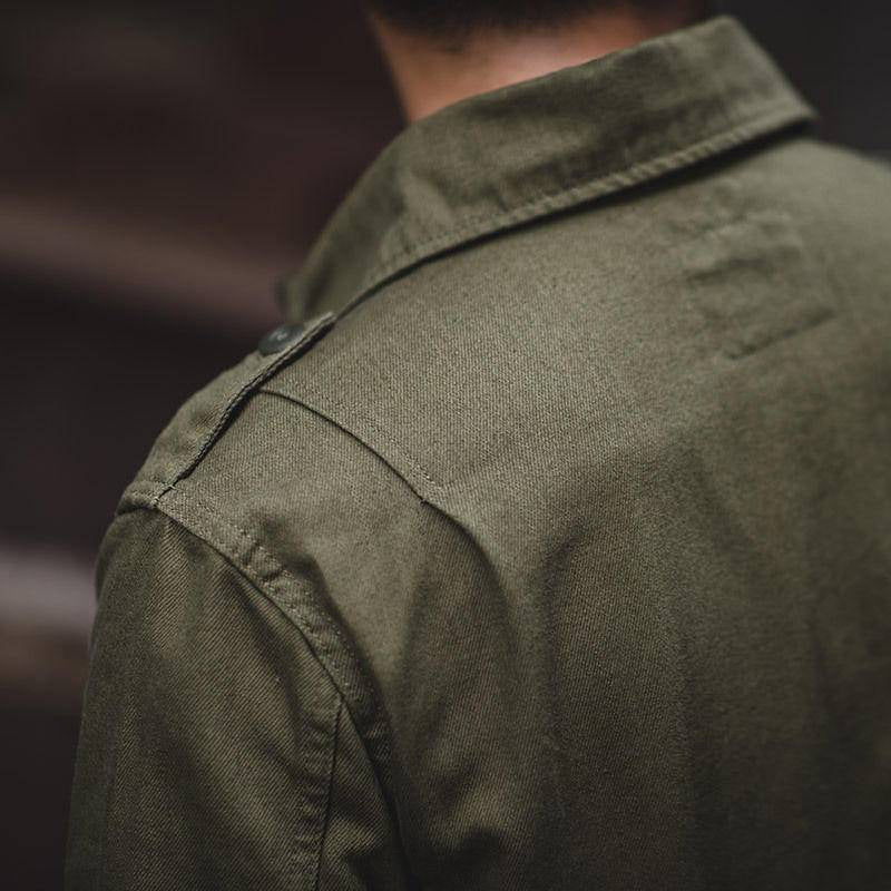 Heren robuust Field Jacket in olijfgroen, weerbestendig, met praktische zakken en een comfortabele pasvorm voor buitenactiviteiten.