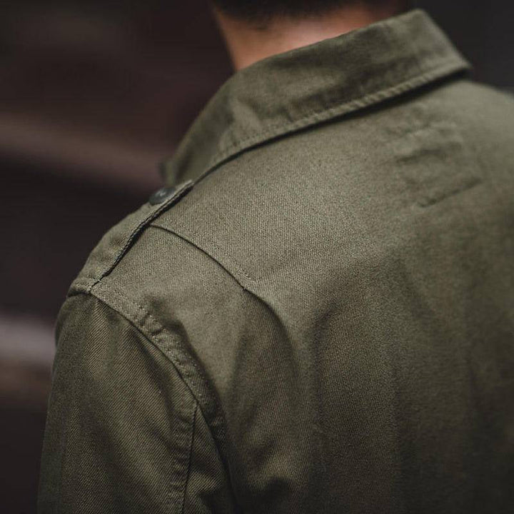 Heren robuust Field Jacket in olijfgroen, weerbestendig, met praktische zakken en een comfortabele pasvorm voor buitenactiviteiten.