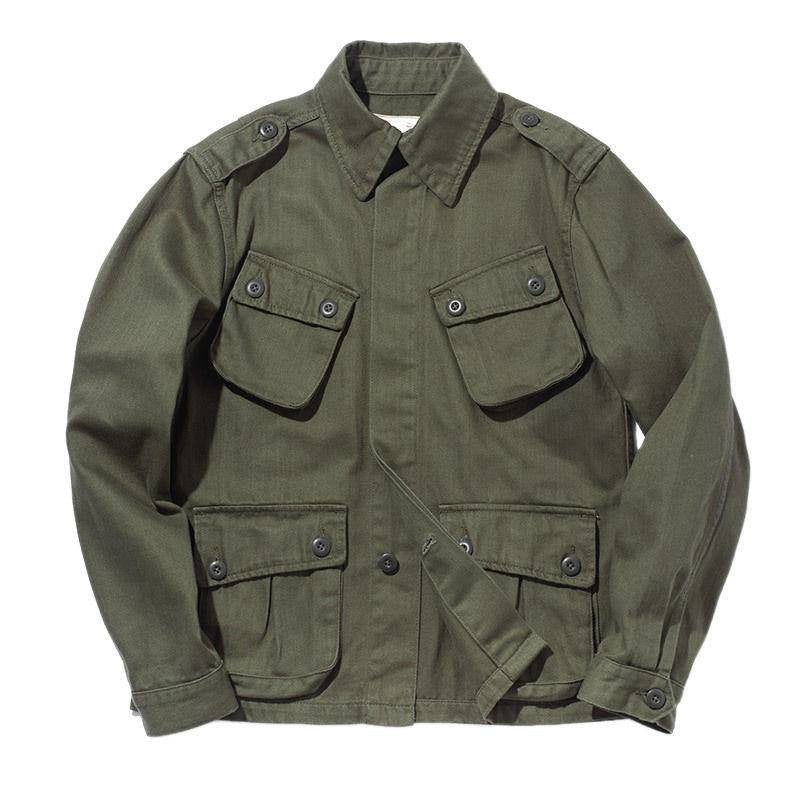 Heren robuust Field Jacket in olijfgroen, weerbestendig, met praktische zakken en een comfortabele pasvorm voor buitenactiviteiten.