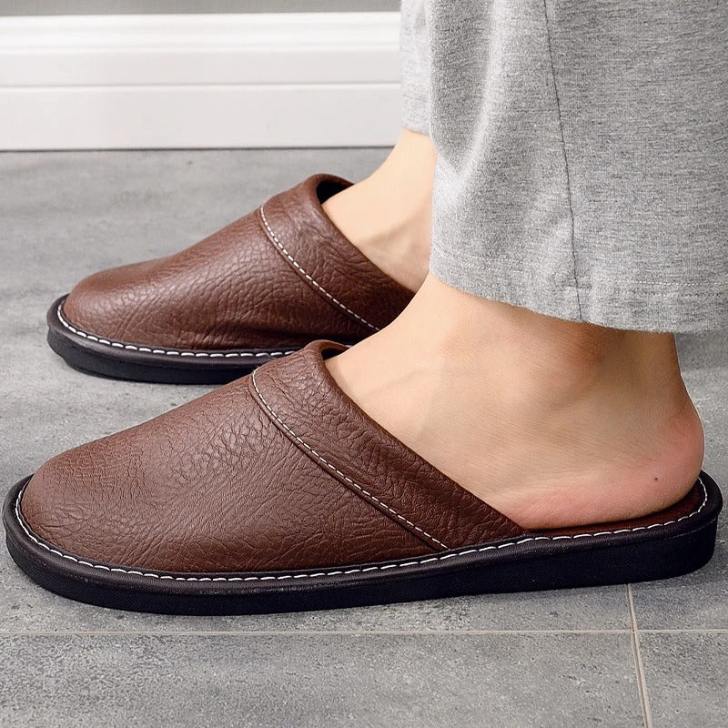 Leren pantoffels in de kleur zwart, elegant en comfortabel.