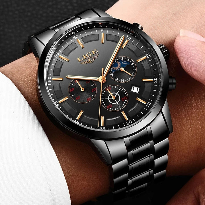 Robuust zwart militair herenhorloge van staal, elegant zijaanzicht, voor een stijlvolle en betrouwbare tijdmeting.