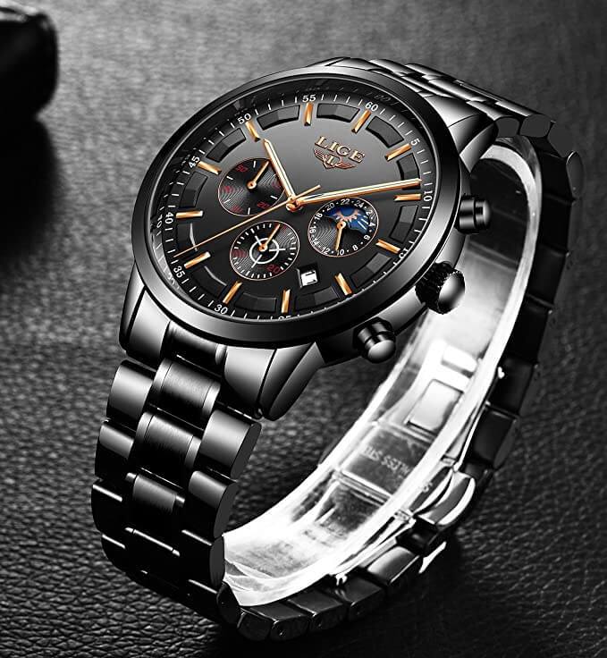 Robuust zwart militair herenhorloge van staal, elegant zijaanzicht, voor een stijlvolle en betrouwbare tijdmeting.
