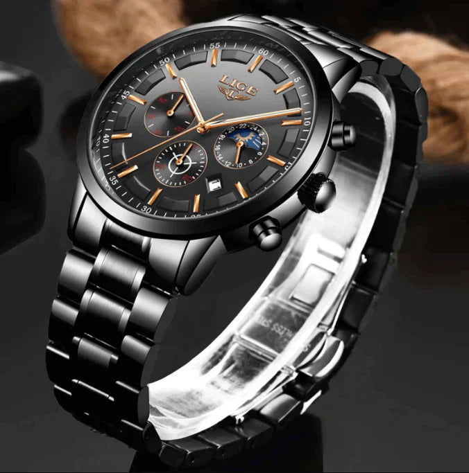 Robuust zwart militair herenhorloge van staal, elegant zijaanzicht, voor een stijlvolle en betrouwbare tijdmeting.