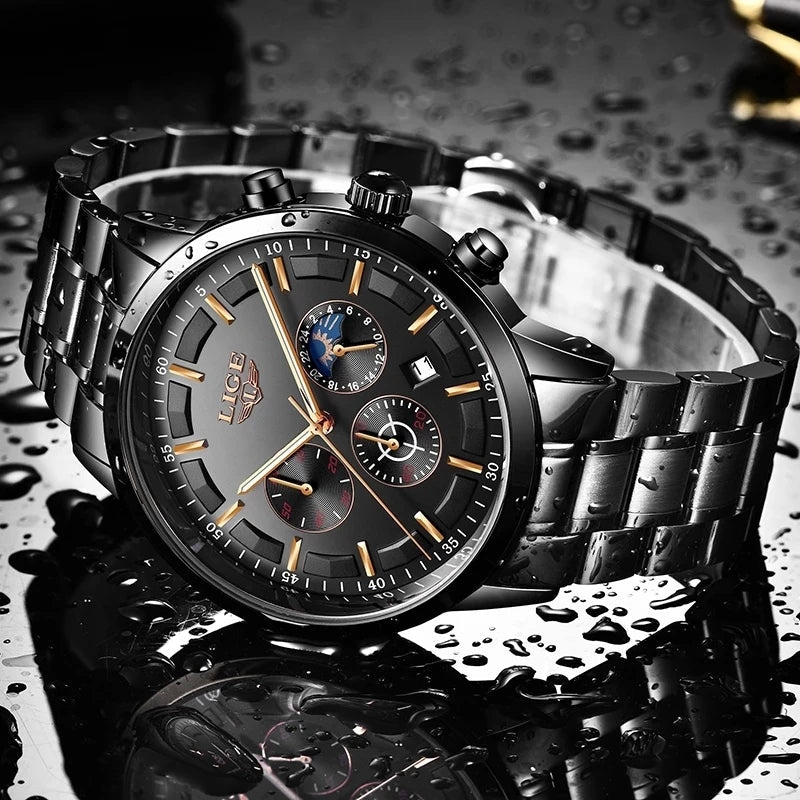 Robuust zwart militair herenhorloge van staal, elegant zijaanzicht, voor een stijlvolle en betrouwbare tijdmeting.