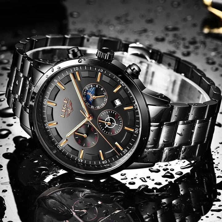 Robuust zwart militair herenhorloge van staal, elegant zijaanzicht, voor een stijlvolle en betrouwbare tijdmeting.