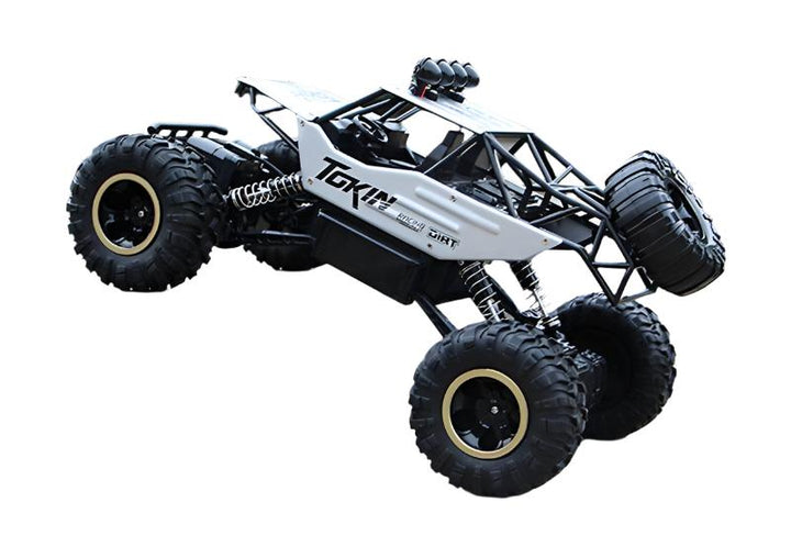 Robuuste 4x4 RC-monstertruck op ruig terrein, ideaal voor buitenavonturen. Krachtige vierwielaandrijving en schokbestendige constructie.
