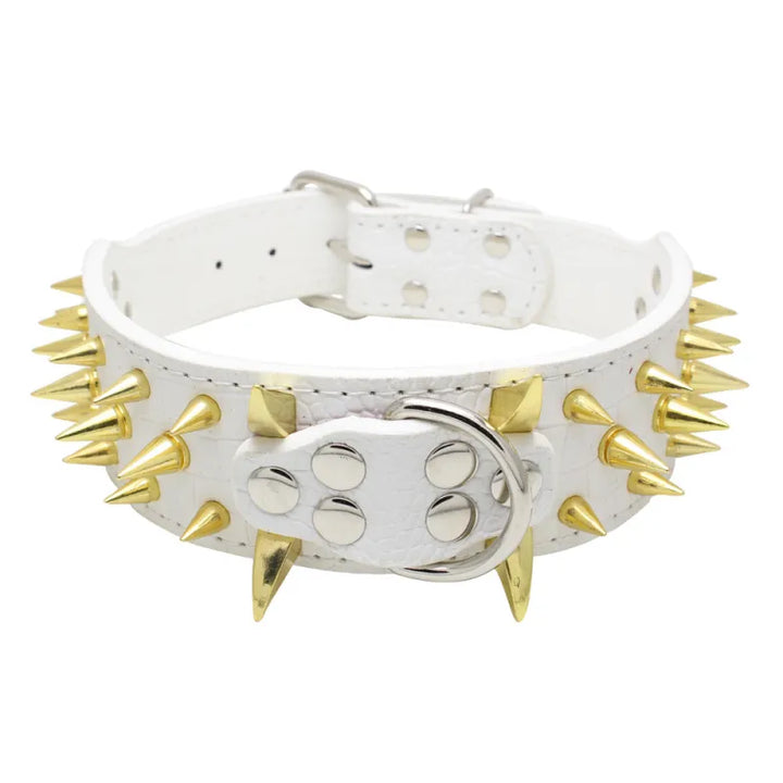 Robuuste verstelbare honden halsband met gouden nieten, gemaakt van kunstleer voor grote honden, stijlvol design, beschermend en modieus.