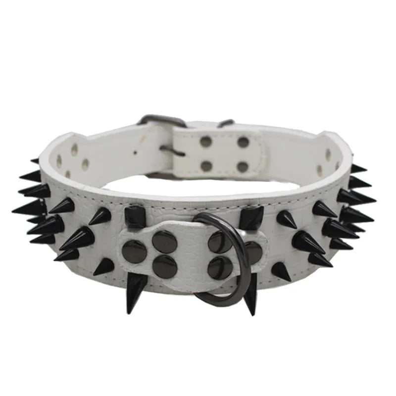 Robuuste verstelbare honden halsband met gouden nieten, gemaakt van kunstleer voor grote honden, stijlvol design, beschermend en modieus.