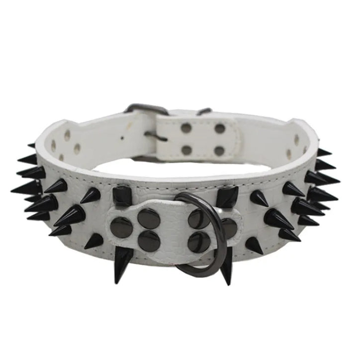 Robuuste verstelbare honden halsband met gouden nieten, gemaakt van kunstleer voor grote honden, stijlvol design, beschermend en modieus.