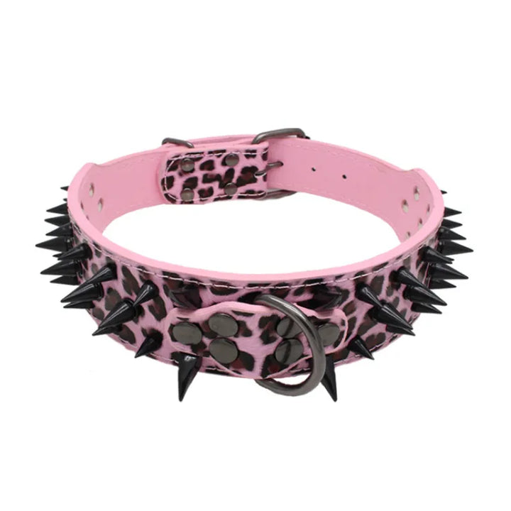Stevige verstelbare honden halsband met gouden nieten, gemaakt van kunstleer voor grote honden, elegant ontwerp, bescherming en stijl.