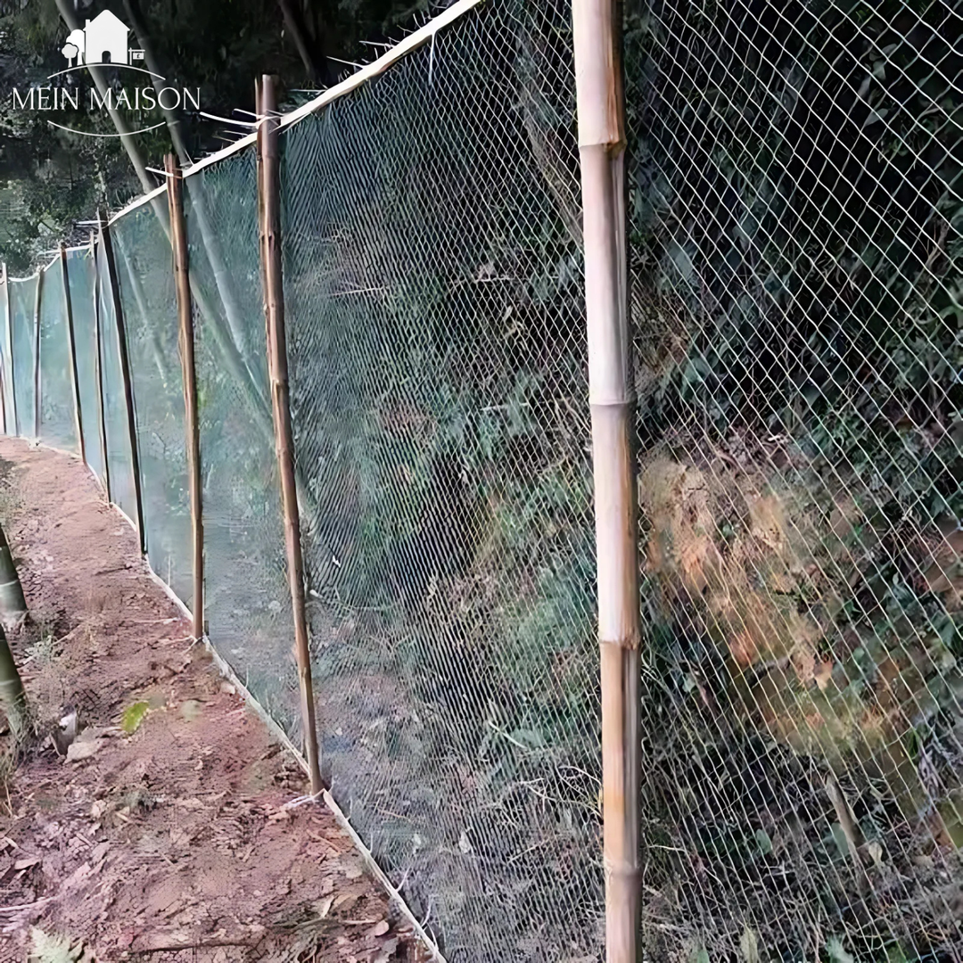 Groot tuinnet gedrapeerd over gewassen, biedt veilige plantenbescherming. UV-bestendig en scheurbestendig.