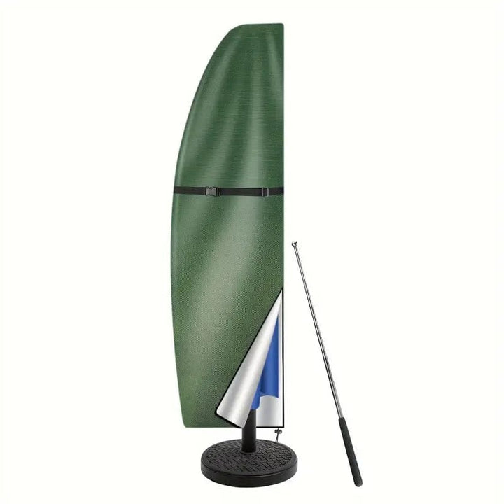 Opgerolde parasolhoes van oxfordstof, klaar om je tuinparasol te beschermen. Duurzaam en waterbestendig.