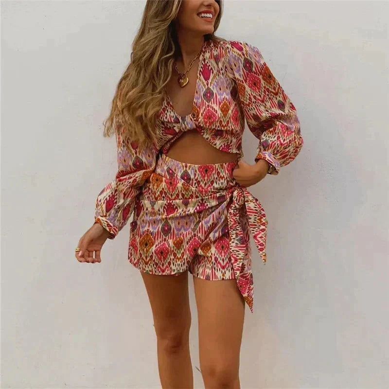 Rode elegante wikkelrok & blouse dames set Lorena. Trendy, comfortabel en perfect voor lente/zomer outfits.